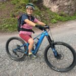 Prisca auf ihrem schönen blauen E-Bike
