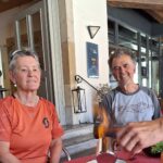 Prisca und Walter: Zubereitung der Glacé mit Absinth in einem Restaurant in Môtiers